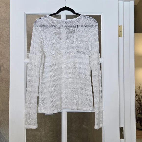 Lightweight White Sweater with Textured Design - Picture 2 of 7